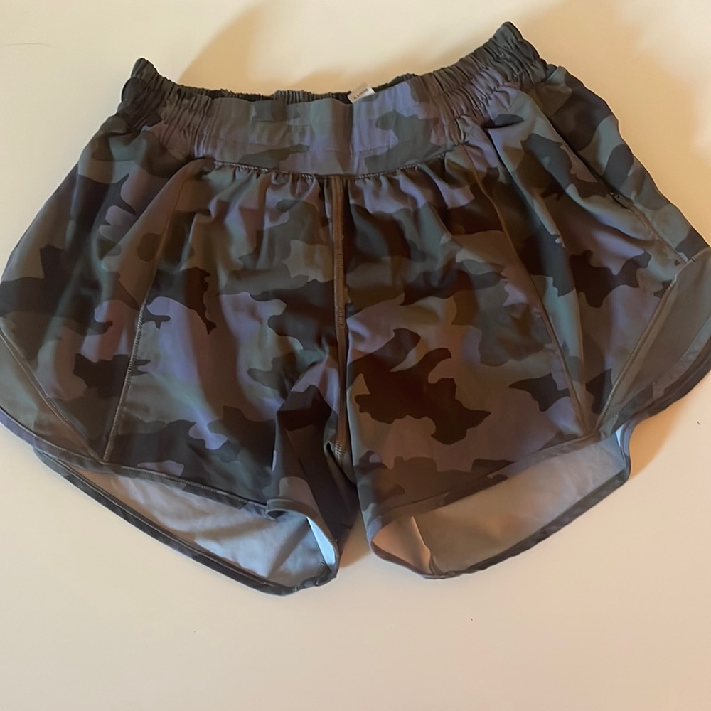 Lululemon green camo low rise shorts 4’’